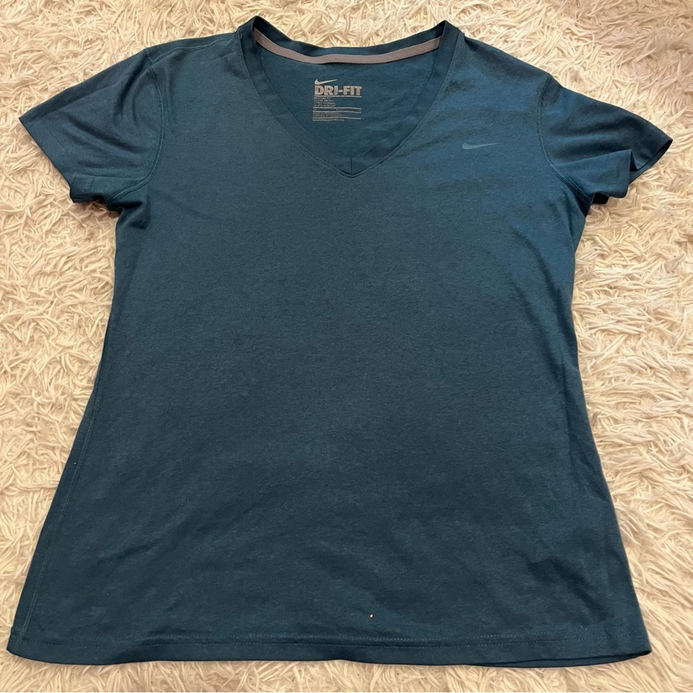 Nike Dri Fit V-Neck Regular Fit T-Shirt
Size M